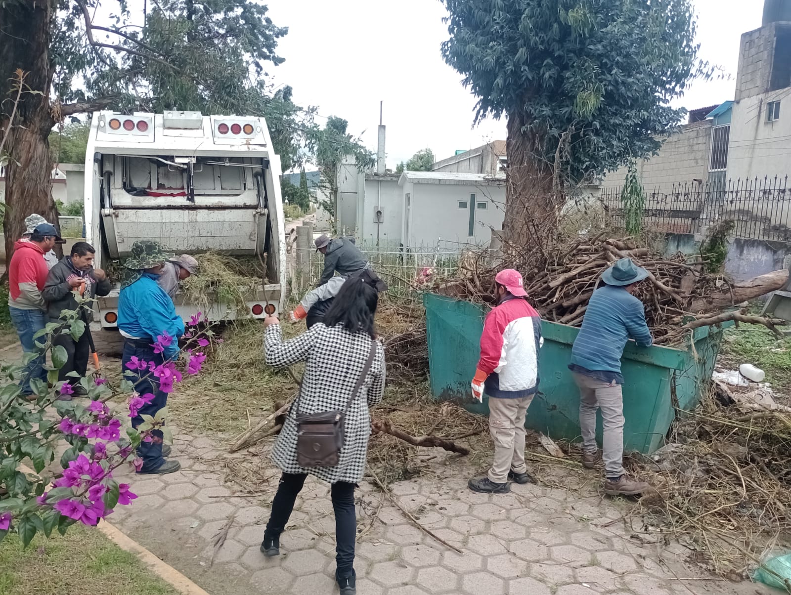 Realizan trabajos de limpieza y mantenimiento a panteón municipal de Chiautempan